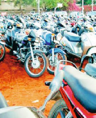 18 thousand vehicles filled | १८ हजार वाहनांची भर 18 thousand vehicles filled | १८ हजार वाहनांची भर