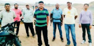 The SDPs surveyed Kelly Bridge | एसडीपीओंनी केली पुलाची पाहणी The SDPs surveyed Kelly Bridge | एसडीपीओंनी केली पुलाची पाहणी
