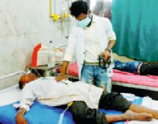 Three poison in front of the collector's cell | ‘कलेक्टर’च्या कक्षासमोर तिघांनी घेतले विष Three poison in front of the collector's cell | ‘कलेक्टर’च्या कक्षासमोर तिघांनी घेतले विष