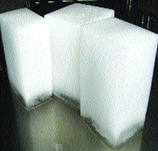 Inappropriate to eat 96 percent of ice samples from hawkers | फेरीवाल्यांकडील ९६ टक्के बर्फ नमुने खाण्यास अयोग्य Inappropriate to eat 96 percent of ice samples from hawkers | फेरीवाल्यांकडील ९६ टक्के बर्फ नमुने खाण्यास अयोग्य