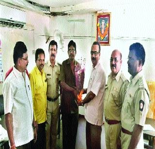 The autorickshaw driver returned two lakh jewelery | रिक्षाचालकाने दोन लाखांचे दागिने केले परत The autorickshaw driver returned two lakh jewelery | रिक्षाचालकाने दोन लाखांचे दागिने केले परत