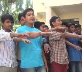 VIDEO - Sworn oath to give away children to school children | VIDEO - लातुरात शाळकरी मुलांना दिली हुंडा न घेण्याची शपथ