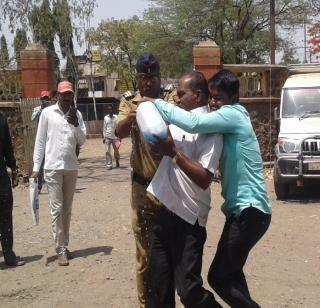 Terror in Keraniganj | तहसील कार्यालय परिसरात अंगावर रॉकेल ओतून आत्मदहनाचा प्रयत्न Terror in Keraniganj | तहसील कार्यालय परिसरात अंगावर रॉकेल ओतून आत्मदहनाचा प्रयत्न