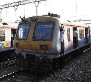 Undo traffic on the Central Railway route | मध्य रेल्वे मार्गावरील वाहतूक पूर्ववत Undo traffic on the Central Railway route | मध्य रेल्वे मार्गावरील वाहतूक पूर्ववत