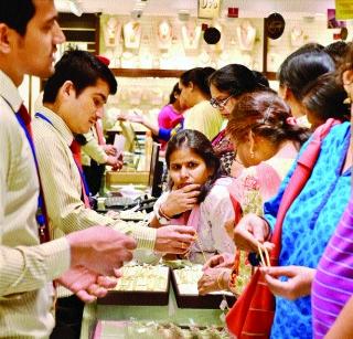 Gold shines on the auspicious day of Akshaya Trutiya | अक्षय तृतीयेच्या मुहूर्तावर सोने चमकले Gold shines on the auspicious day of Akshaya Trutiya | अक्षय तृतीयेच्या मुहूर्तावर सोने चमकले