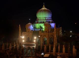 The crowd of devotees thrive with Urs: Big Durga | भाविकांच्या गर्दीने फुलला उरूस : बडी दर्गा The crowd of devotees thrive with Urs: Big Durga | भाविकांच्या गर्दीने फुलला उरूस : बडी दर्गा