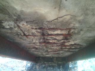 The concrete collapse of the Kasve bridge collapsed | कासच्या साकव पुलाचे काँक्रीट ढासळले The concrete collapse of the Kasve bridge collapsed | कासच्या साकव पुलाचे काँक्रीट ढासळले