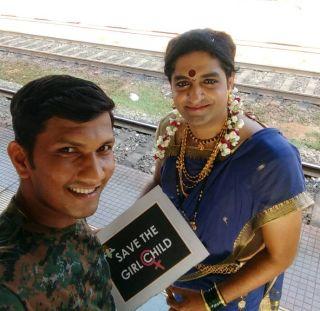 VIDEO: To save the girl's message "He" Saadi has traveled to the train | VIDEO: मुलगी वाचवा संदेश देण्यासाठी "त्याने" साडी नेसून केला ट्रेन प्रवास VIDEO: To save the girl's message "He" Saadi has traveled to the train | VIDEO: मुलगी वाचवा संदेश देण्यासाठी "त्याने" साडी नेसून केला ट्रेन प्रवास