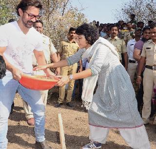 Make a tribute to water for Maharashtra - Aamir Khan appealed | महाराष्ट्रदिनी पाण्यासाठी श्रमदान करा - आमिर खानचं आवाहन Make a tribute to water for Maharashtra - Aamir Khan appealed | महाराष्ट्रदिनी पाण्यासाठी श्रमदान करा - आमिर खानचं आवाहन