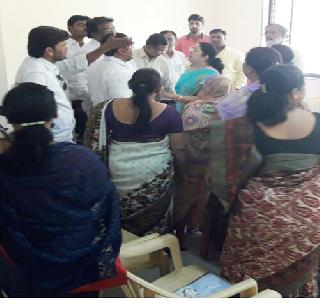 Kopargaon municipal officer-officer Khadajangi | कोपरगाव पालिका पदाधिकारी-अधिकाऱ्यांमध्ये खडाजंगी Kopargaon municipal officer-officer Khadajangi | कोपरगाव पालिका पदाधिकारी-अधिकाऱ्यांमध्ये खडाजंगी