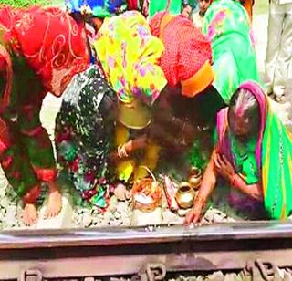 The train was of Rule | रेल्वे रुळाची होते पूजा The train was of Rule | रेल्वे रुळाची होते पूजा