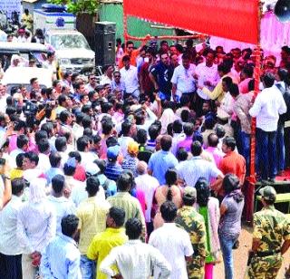 The Roads of the Road with Twelve Crore Funds | बारा कोटींचा निधी मिळूनही रस्त्याची दैना