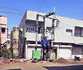 Stopping traffic due to electricity pole | वीज खांबांमुळे वाहतुकीला अडथळा