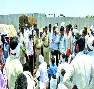 Sheepage Nafeed Center Confused During Panchnama! | शेगावच्या नाफेड केंद्रावर पंचनाम्यादरम्यान गोंधळ! Sheepage Nafeed Center Confused During Panchnama! | शेगावच्या नाफेड केंद्रावर पंचनाम्यादरम्यान गोंधळ!