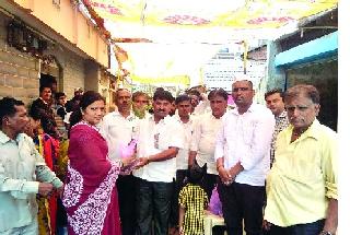 Allotment of mother's twelve seedlings | आईच्या बाराव्याला रोपांचे वाटप Allotment of mother's twelve seedlings | आईच्या बाराव्याला रोपांचे वाटप