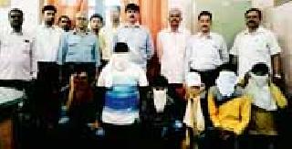 Seven people arrested for playing gambling on cricket | क्रिकेटवर जुगार खेळणाऱ्या पोलिसांसह सात जणांना अटक Seven people arrested for playing gambling on cricket | क्रिकेटवर जुगार खेळणाऱ्या पोलिसांसह सात जणांना अटक