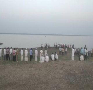 Four doctors drowned in Bhima river in Indapur | इंदापुरातील भीमा नदीत 4 डॉक्टर बुडाले Four doctors drowned in Bhima river in Indapur | इंदापुरातील भीमा नदीत 4 डॉक्टर बुडाले