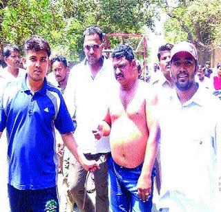 Shiv Sainiks chase and steal thieves | शिवसैनिकांनी पाठलाग करून चोरट्यास पकडले Shiv Sainiks chase and steal thieves | शिवसैनिकांनी पाठलाग करून चोरट्यास पकडले