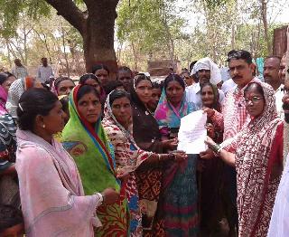 Women have been forced to stop illegal activities | अवैध धंदे बंद करण्यासाठी महिला सरसावल्या Women have been forced to stop illegal activities | अवैध धंदे बंद करण्यासाठी महिला सरसावल्या