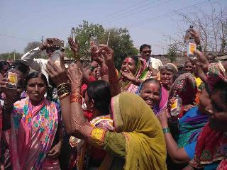 Women's battered bottles sprinkled | महिलांनी फोडल्या दारुच्या बाटल्या