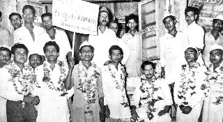 Sticks of policemen lying near Boharpat Patti | बोहरपट्टीजवळ पडल्या पोलिसांच्या लाठ्या-काठ्या Sticks of policemen lying near Boharpat Patti | बोहरपट्टीजवळ पडल्या पोलिसांच्या लाठ्या-काठ्या