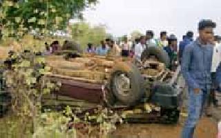 Due to the collision of the four-wheelers, the vehicle was reversed | झाडाला धडक बसल्याने चारचाकी वाहन उलटले Due to the collision of the four-wheelers, the vehicle was reversed | झाडाला धडक बसल्याने चारचाकी वाहन उलटले