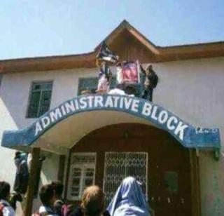 In Kashmir, youth spread the flag of its flag, the poster of bu-Han Wani | काश्मीरमध्ये तरुणांनी फडकावले इसिसचे झेंडे, बु-हान वाणीचे पोस्टर In Kashmir, youth spread the flag of its flag, the poster of bu-Han Wani | काश्मीरमध्ये तरुणांनी फडकावले इसिसचे झेंडे, बु-हान वाणीचे पोस्टर