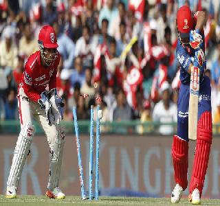 Delhi batsmen lose | दिल्लीकर फलंदाजांची हाराकिरी Delhi batsmen lose | दिल्लीकर फलंदाजांची हाराकिरी