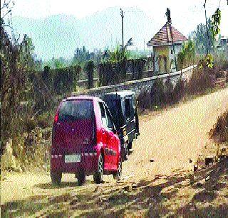 Passengers suffer in pothole road | खड्डेमय रस्त्याने प्रवासी त्रस्त Passengers suffer in pothole road | खड्डेमय रस्त्याने प्रवासी त्रस्त