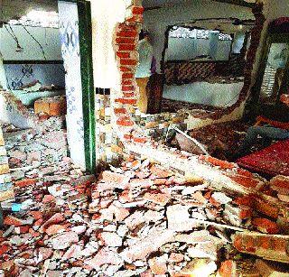 12 illegal rooms in the lodge were demolished | लॉजमधील १२ बेकायदा खोल्या पाडल्या 12 illegal rooms in the lodge were demolished | लॉजमधील १२ बेकायदा खोल्या पाडल्या
