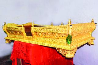 Gold of honor to Ambabai | अंबाबाईच्या वैभवाला सुवर्णपालखीचे कोंदण Gold of honor to Ambabai | अंबाबाईच्या वैभवाला सुवर्णपालखीचे कोंदण