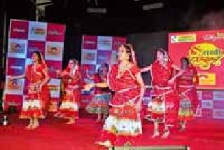 The exhibition on a stage of art culture of the district | जिल्ह्यातील कला-संस्कृतीचे एका मंचावर दर्शन The exhibition on a stage of art culture of the district | जिल्ह्यातील कला-संस्कृतीचे एका मंचावर दर्शन