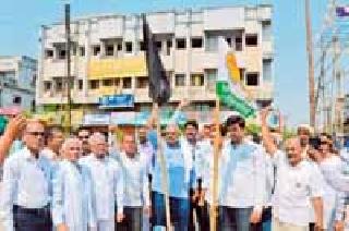 Black flag fluffed by Vidarbhaas | विदर्भवाद्यांनी फडकविला काळा झेंडा Black flag fluffed by Vidarbhaas | विदर्भवाद्यांनी फडकविला काळा झेंडा