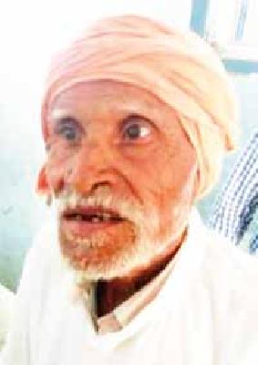 Farmer's district office with a bottle of towel | विषाची बॉटल घेऊन शेतकरी जिल्हा कचेरीत Farmer's district office with a bottle of towel | विषाची बॉटल घेऊन शेतकरी जिल्हा कचेरीत