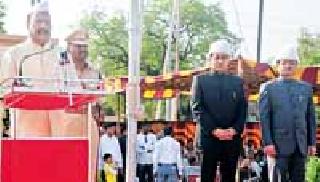 False flag at the hands of Guardian Minister | पालकमंत्र्यांच्या हस्ते ध्वजारोहण False flag at the hands of Guardian Minister | पालकमंत्र्यांच्या हस्ते ध्वजारोहण