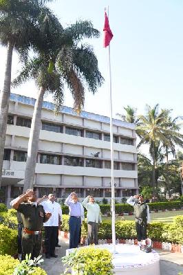 Employees should make social sense: Latey | कर्मचाऱ्यांनी सामाजिक जाणीवा जोपासाव्यात : लवटे Employees should make social sense: Latey | कर्मचाऱ्यांनी सामाजिक जाणीवा जोपासाव्यात : लवटे