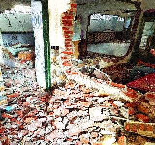 12 illegal rooms in the lodge were demolished | लॉजमधील १२ बेकायदा खोल्या पाडल्या 12 illegal rooms in the lodge were demolished | लॉजमधील १२ बेकायदा खोल्या पाडल्या
