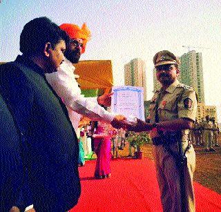 Police personnel 'solution' for easy access to administrative work | प्रशासकीय कामकाज सुलभतेसाठी पोलीस कर्मचाऱ्यांचे ‘समाधान’ Police personnel 'solution' for easy access to administrative work | प्रशासकीय कामकाज सुलभतेसाठी पोलीस कर्मचाऱ्यांचे ‘समाधान’