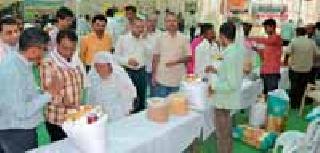 Farmers sell products directly to consumers | शेतकरी उत्पादित मालाची थेट ग्राहकांना विक्री Farmers sell products directly to consumers | शेतकरी उत्पादित मालाची थेट ग्राहकांना विक्री