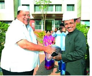 Toure question is governed by the government | तूर प्रश्नास शासनच जबाबदार Toure question is governed by the government | तूर प्रश्नास शासनच जबाबदार