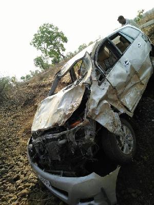 An accident on the Washim-Saleabazar road accident | वाशिम-शेलूबाजार मार्गावर ‘ईनोव्हा’ला अपघात!