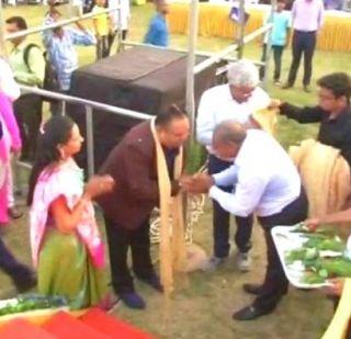 Honor daughters! The prospect of the Sutra thought 200 million | मुलींचा सन्मान ! सूरतमधील व्यावसायिकाने वाटले 200 कोटी Honor daughters! The prospect of the Sutra thought 200 million | मुलींचा सन्मान ! सूरतमधील व्यावसायिकाने वाटले 200 कोटी