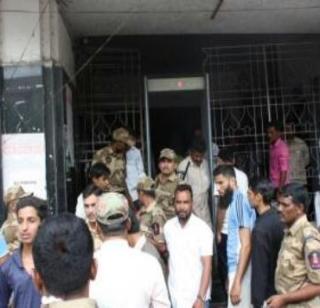 Chakahala in front of accident in the valley; One seriously injured | घाटीमधील अपघात विभागासमोर चाकूहल्ला ; एक जण गंभीर जखमी Chakahala in front of accident in the valley; One seriously injured | घाटीमधील अपघात विभागासमोर चाकूहल्ला ; एक जण गंभीर जखमी