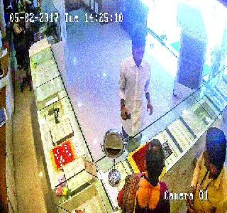 Dacoity at the Wagholite Sarai store | वाघोलीत सराफी दुकानावर दरोडा Dacoity at the Wagholite Sarai store | वाघोलीत सराफी दुकानावर दरोडा