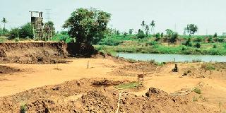 Due to the pitfalls of soil in Krishna's pitcher | कृष्णाकाठ माती उत्खननामुळे धोक्यात Due to the pitfalls of soil in Krishna's pitcher | कृष्णाकाठ माती उत्खननामुळे धोक्यात