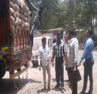 Who is the police truck to catch two trucks? | पोलिसांनी पकडलेली दोन ट्रक तूर कुणाची? Who is the police truck to catch two trucks? | पोलिसांनी पकडलेली दोन ट्रक तूर कुणाची?