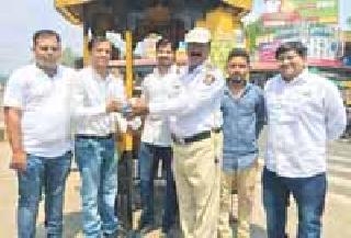 Help hand in traffic police | वाहतूक पोलिसांसाठी मदतीचा हात Help hand in traffic police | वाहतूक पोलिसांसाठी मदतीचा हात