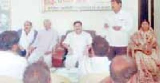 Commenting on government policies at the Congress meeting | काँग्रेसच्या सभेत सरकारी धोरणांवर टीका Commenting on government policies at the Congress meeting | काँग्रेसच्या सभेत सरकारी धोरणांवर टीका