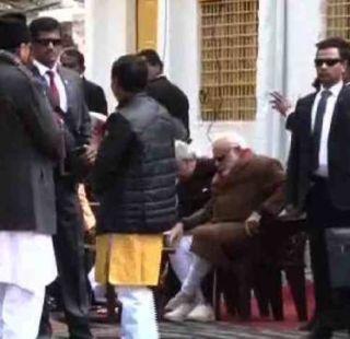 ... and Modi stopped the employee from drawing his shoes | ...आणि मोदींनी कर्मचा-याला आपले शूज काढण्यापासून रोखलं ... and Modi stopped the employee from drawing his shoes | ...आणि मोदींनी कर्मचा-याला आपले शूज काढण्यापासून रोखलं
