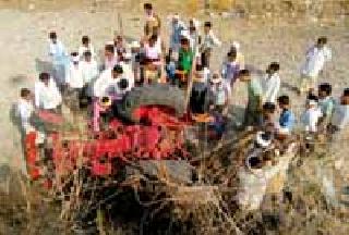 The opposite of the tractor, the two killed | ट्रॅक्टर उलटला, दोन ठार The opposite of the tractor, the two killed | ट्रॅक्टर उलटला, दोन ठार